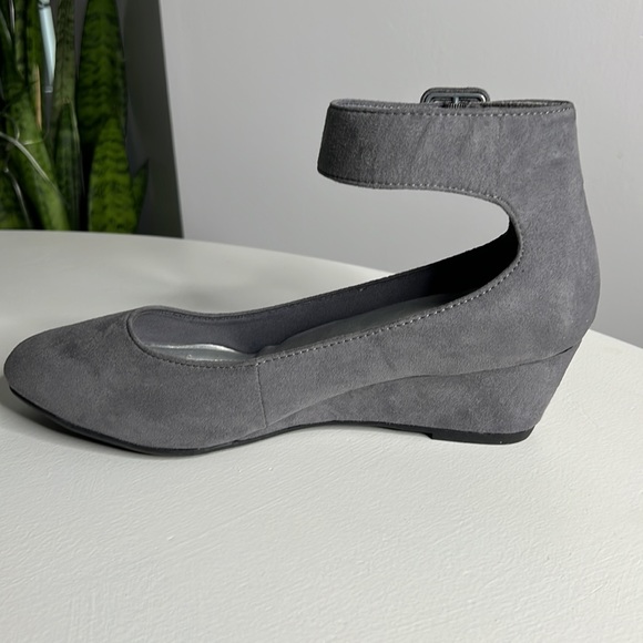 Dexflex Comfort Gray Suede Casual/Work Shoe - Picture 4 of 8